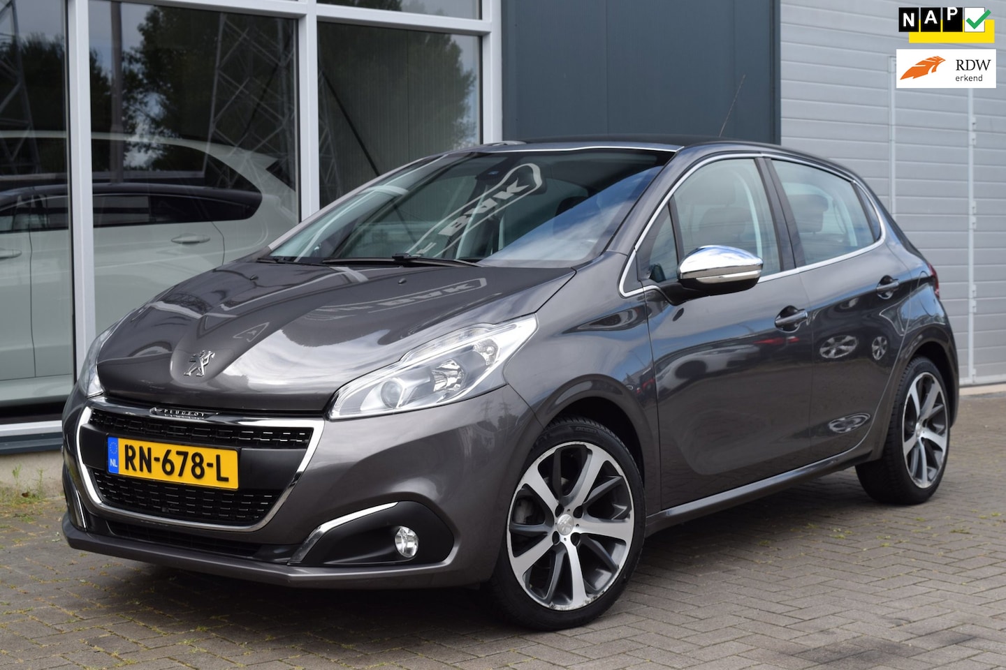 Peugeot 208 - 1.2 PureTech Allure | Pano | Navi | NAP + APK 8-2027 - AutoWereld.nl
