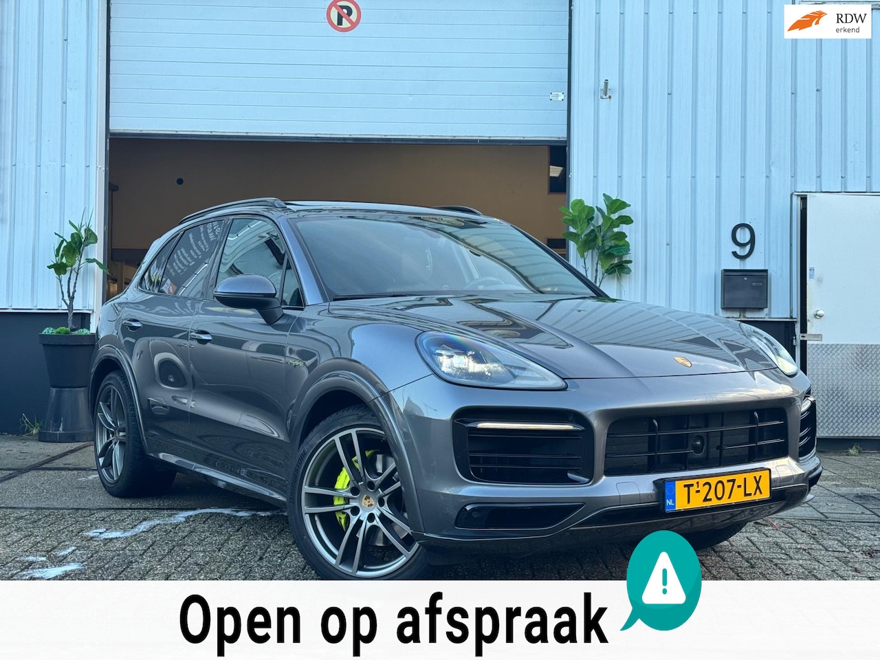 Porsche Cayenne - 3.0 E-HYBRID|PLATINUM|PANO|LAGEKM|1STE EIGENAAR|2021/12|ZEER NETJES| - AutoWereld.nl