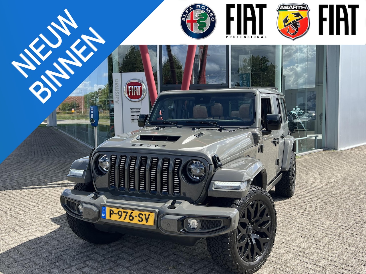 Jeep Wrangler Unlimited - 4xe 380 Sahara | Brute Richmond Custom | Vouwdak | Bruin leder | Camera's | Sarge Green - AutoWereld.nl