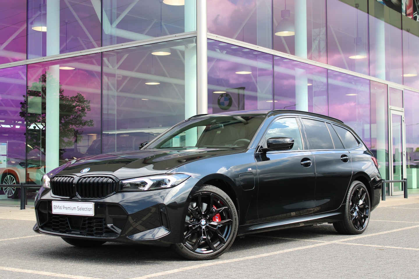 BMW 3-serie Touring - 330e M Sport Automaat / Panoramadak / Trekhaak / Sportstoelen / Adaptieve LED / Comfort Ac - AutoWereld.nl