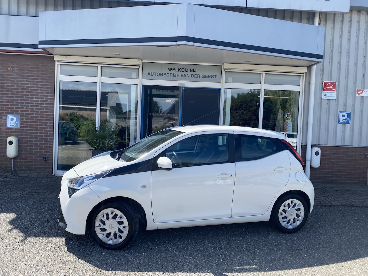 Toyota Aygo - 1.0 VVT-i x-play limited Afn. Trekhaak Android Auto Apple Carplay - AutoWereld.nl
