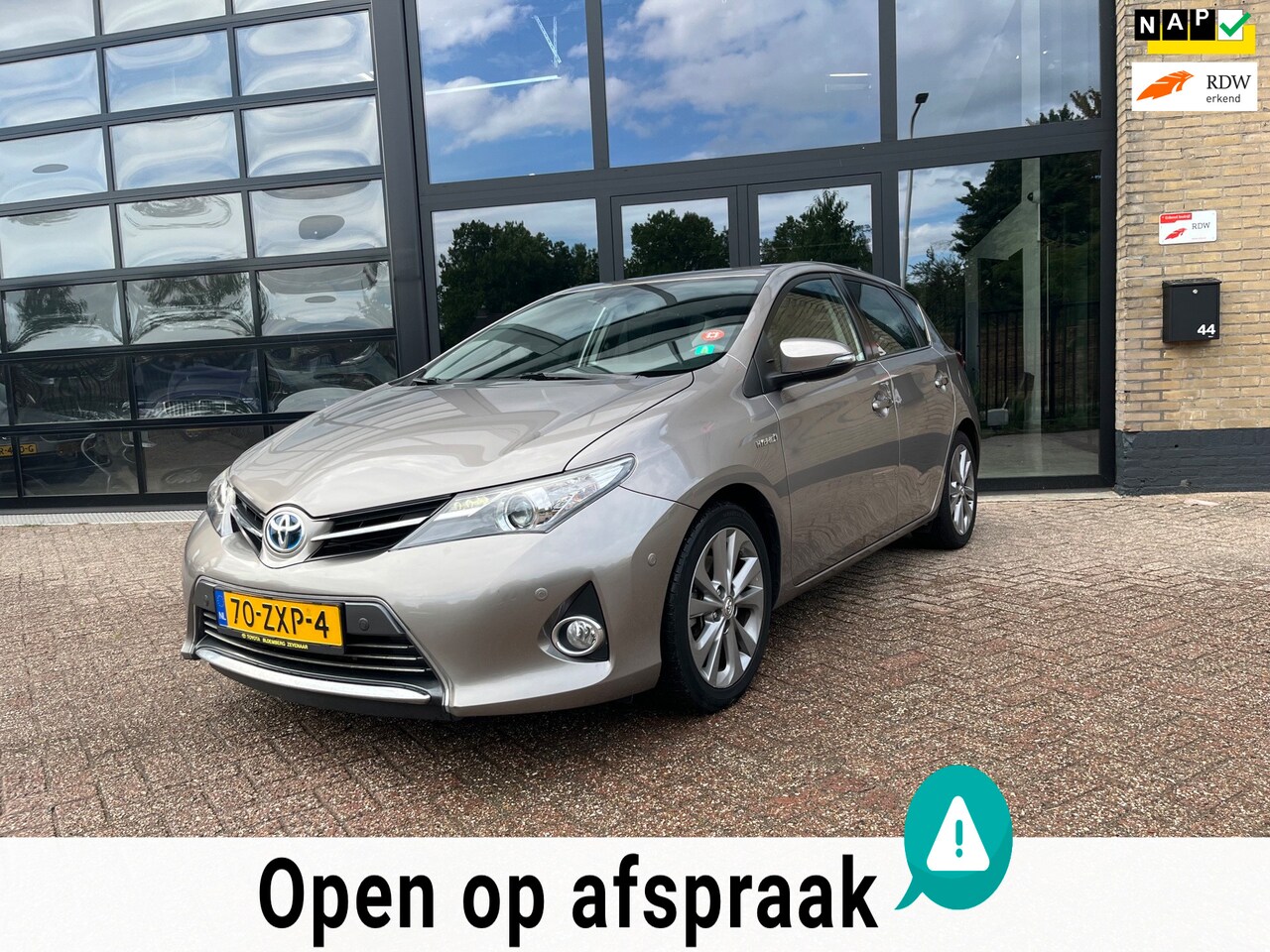 Toyota Auris - Hybrid Executive , Navi, Trekhaak,Camera - AutoWereld.nl
