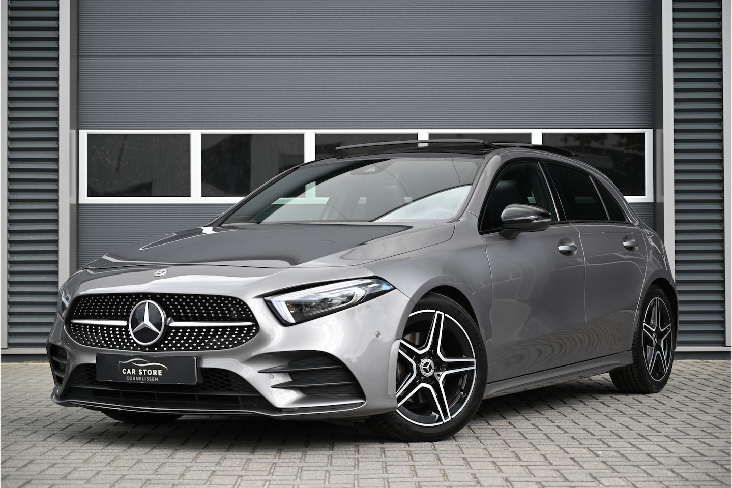 Mercedes-Benz A-klasse - 200 AMG / PANO / NIGHT / SFEERVERLICHTING / MEMORY / LED / CAMERA / WIDESCREEN / TREKHAAK - AutoWereld.nl