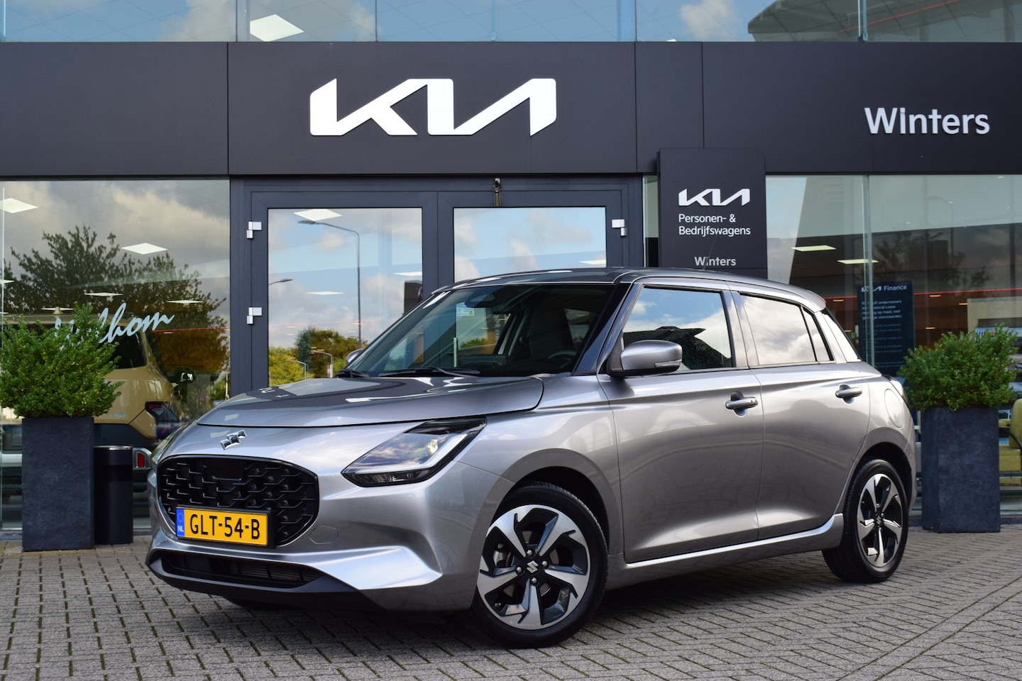 Suzuki Swift - 1.2 Style Smart Hybrid | Adaptieve Cruise Control | Navigatie | Camera | Stoelverwarming | - AutoWereld.nl