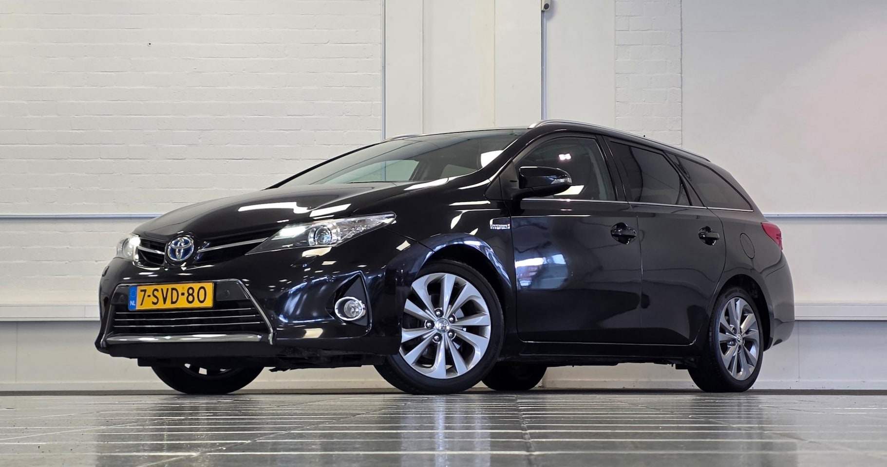 Toyota Auris Touring Sports - 1.8 Hybrid Lease Pro Navigatie Camera Panoramadak - AutoWereld.nl