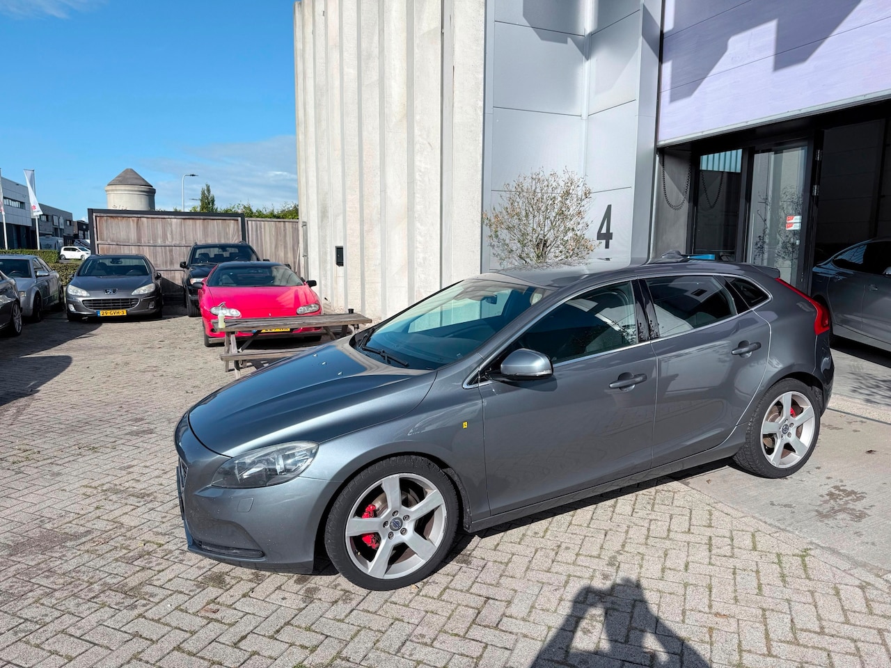 Volvo V40 - 1.6 D2 Momentum ZEER NETTE AUTO! RIJDT EN SCHAKELT GOED! - AutoWereld.nl