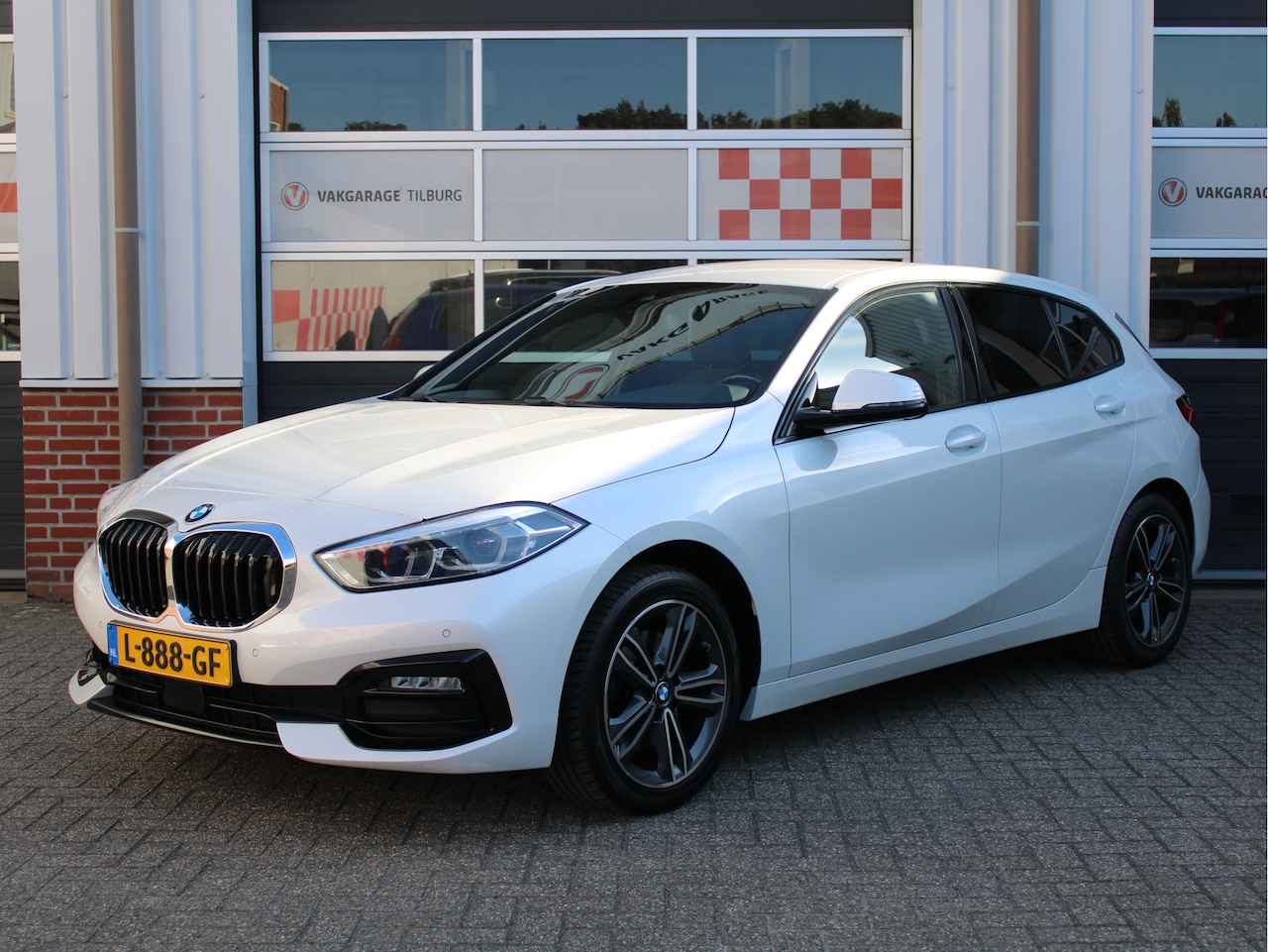 BMW 1-serie - 118i Business Edition Sport Automaat Stoelverw./Half leder Sport int/Cruise/Climate/Carpla - AutoWereld.nl