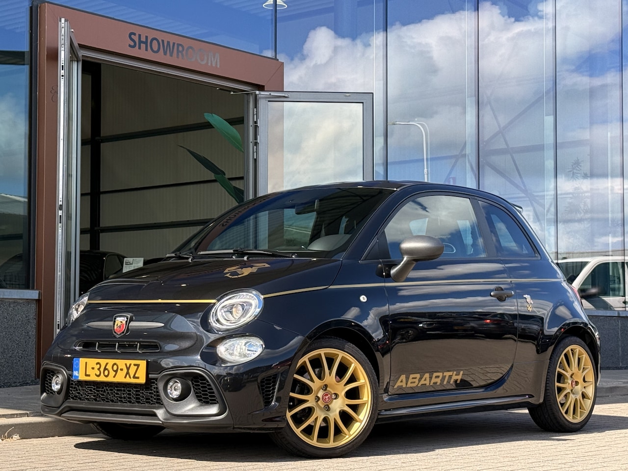 Fiat 500 Abarth - 1.4 T-Jet 595 Scorpioneoro 1 of 2000 | 1e eigenaar | Alcantara / Leder | Beats | Apple Car - AutoWereld.nl