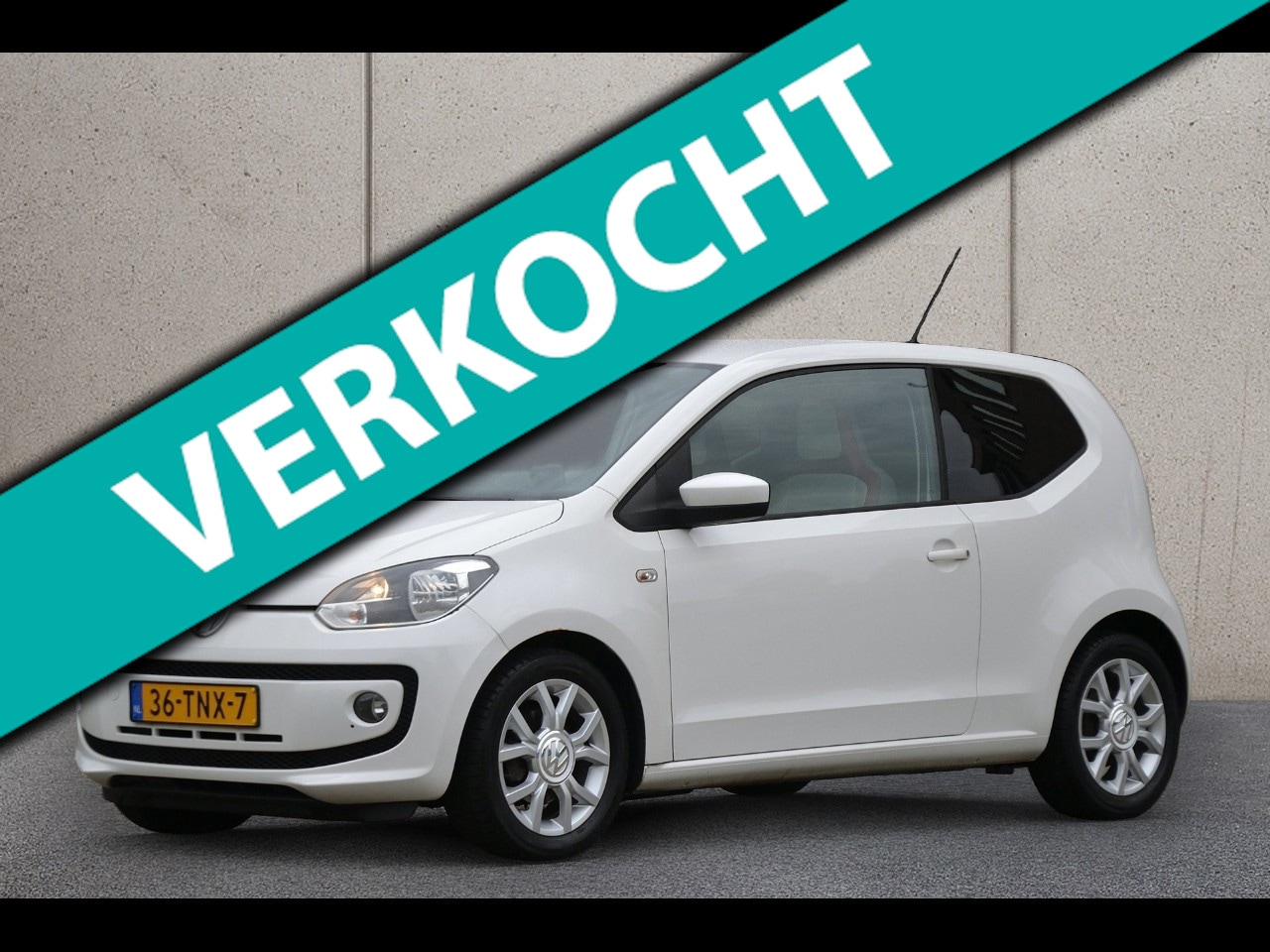 Volkswagen Up! - 1.0 high up! 75Pk! | Cruise | Navi | Bluetooth | LM Velgen - AutoWereld.nl