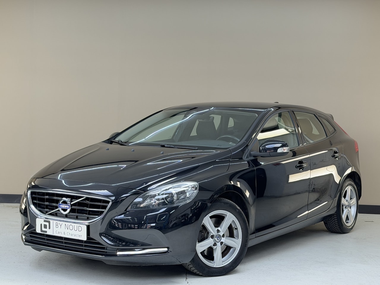Volvo V40 - 1.6 T4 Kinetic 1.6 T4 Kinetic, 180Pk, 2015, 1ste eigenaar, DB riem V.V. 2025, Climate control, Cruise con - AutoWereld.nl