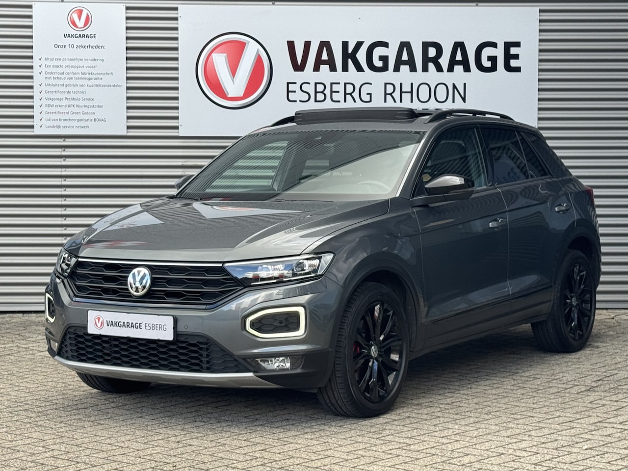 Volkswagen T-Roc - 1.5 TSI Sport BLACKSTYLE,PANO,ACC - AutoWereld.nl