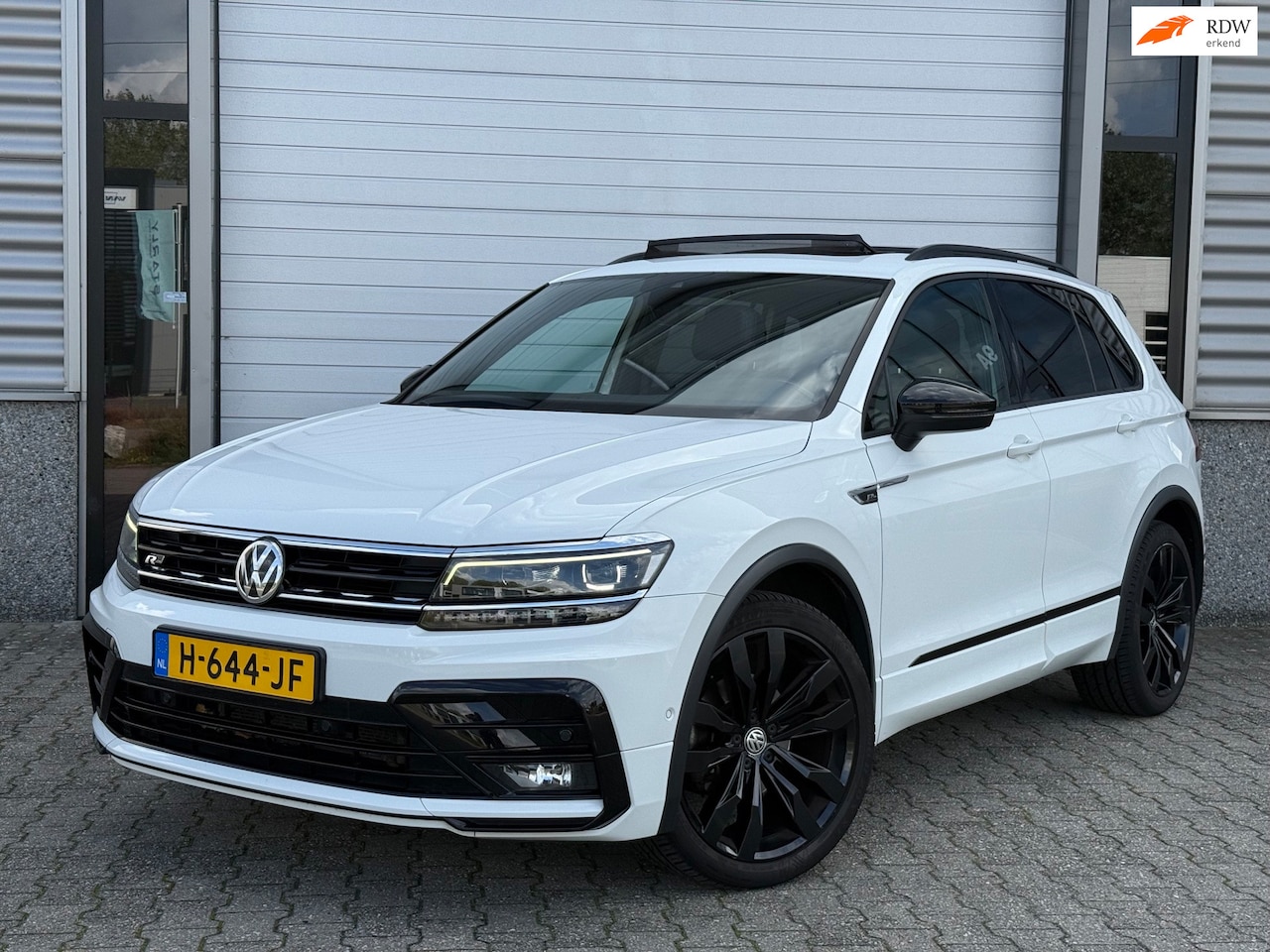 Volkswagen Tiguan - 1.5 TSI ACT R-line Pano Xenon org NL - AutoWereld.nl