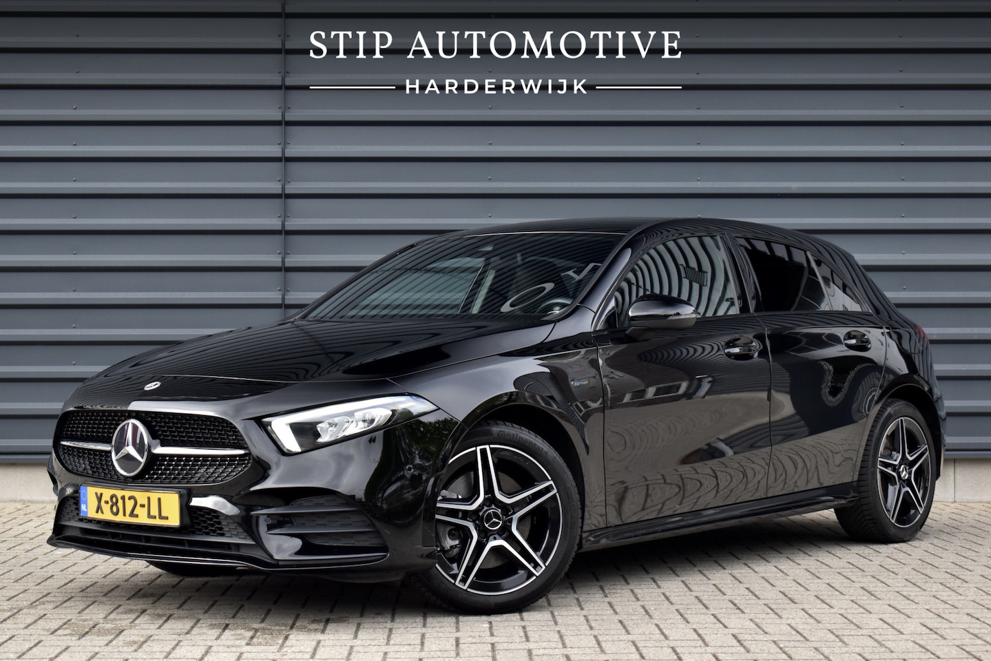 Mercedes-Benz A-klasse - 250 e AMG Line | Sfeerverlichting | Stoelverwarming | 18'' Wielen | CarPlay | Navigatie | - AutoWereld.nl
