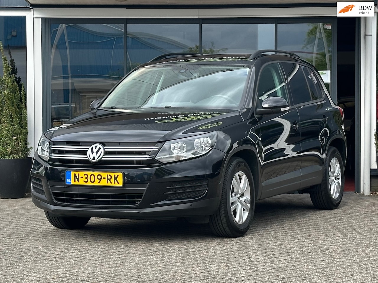 Volkswagen Tiguan - 1.4 TSI Connected Series / Pano / Airco - AutoWereld.nl
