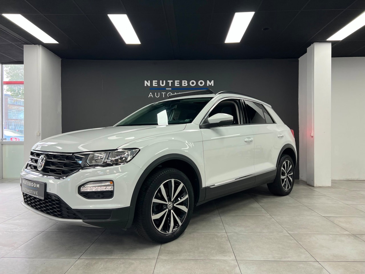 Volkswagen T-Roc - 1.5 TSI Elek.koffer|Camera | Virtual | Pano - AutoWereld.nl