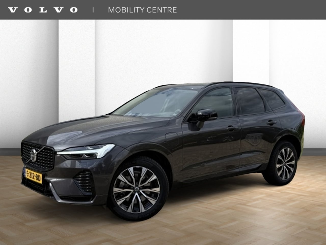 Volvo XC60 - 2.0 T8 AWD R-Design | Trekhaak | Luchtvering | All-Seasonbanden | - AutoWereld.nl