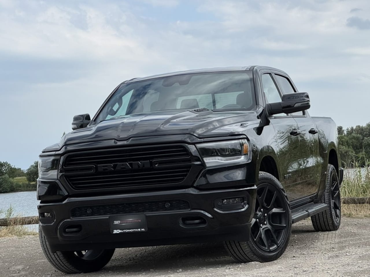 Dodge Ram 1500 - LARAMIE NIGHT 5.7L V8, 1E EIG, LAGE BIJTELLING, DIGITAL CLUSTER, BLIS, H&K, CARVEN EXHAUST - AutoWereld.nl