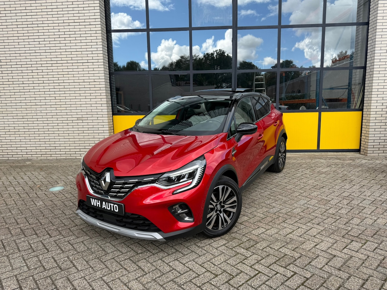 Renault Captur - 1.6 E-Tech Plug-in Hybrid 160 Iconic 1.6 E-Tech plug-in hybrid 160 iconic, Schuif kantel dak & stoel en stuurwielverwarming - AutoWereld.nl