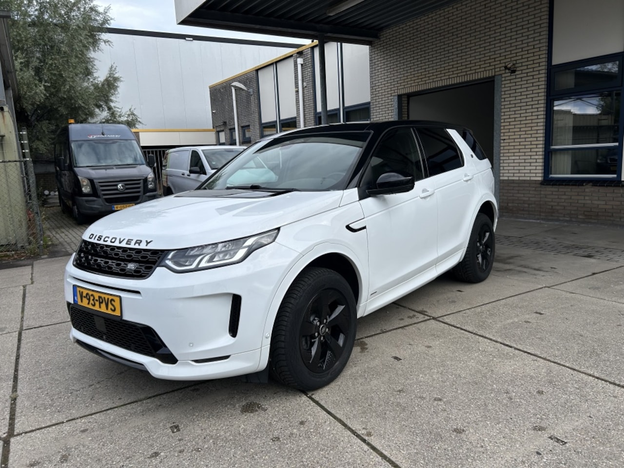 Land Rover Discovery Sport - 2.0 D165 R-Dynamic 165 PK GRIJS KENTEKEN - AutoWereld.nl