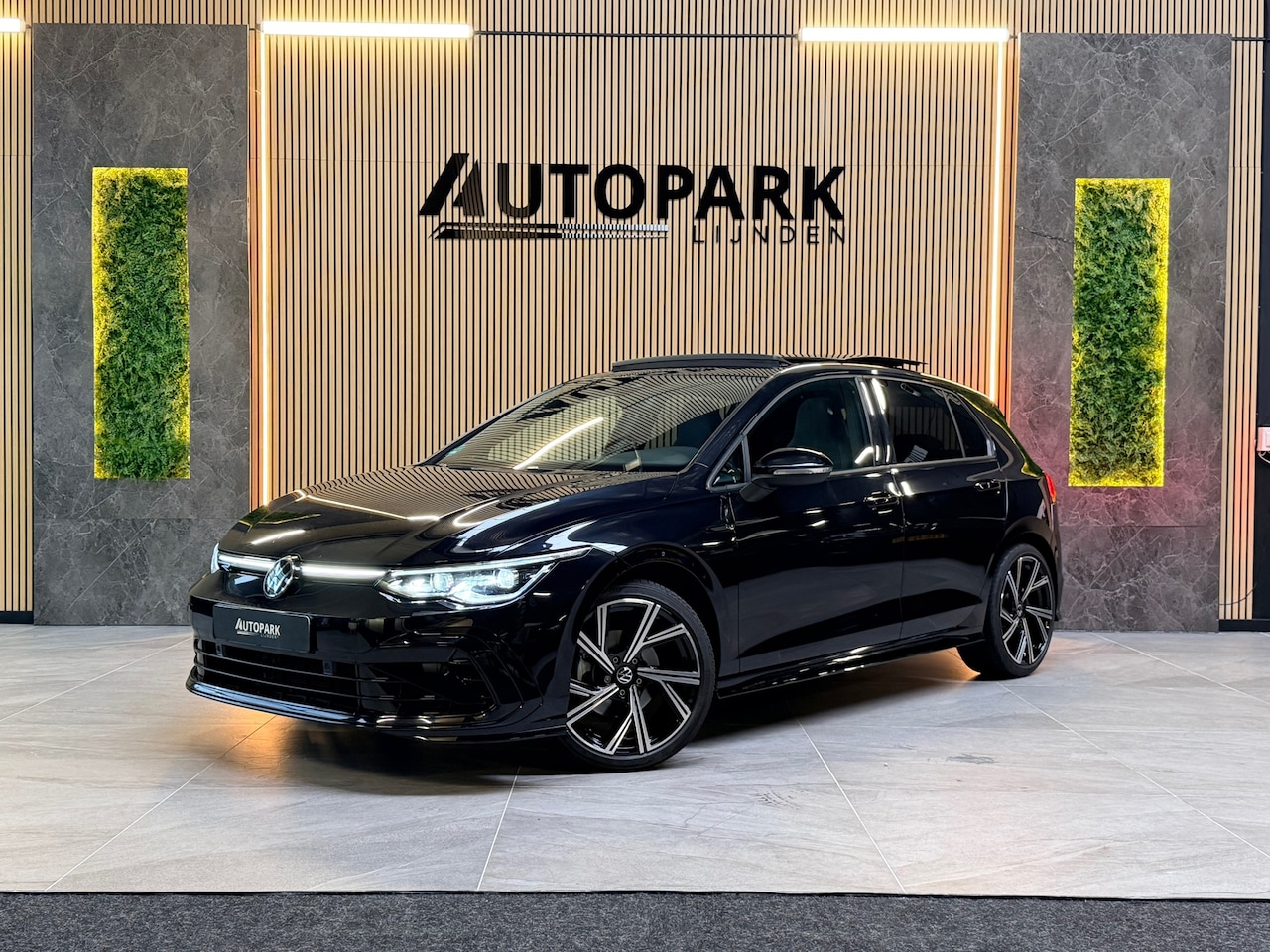 Volkswagen Golf - 1.5 eTSI R-Line 3X R-Line |BTW|PANO|IQ LIGHTS|VIRTUAL|SFEERVERLICHTING|CARPLAY|CAMERA|DEAL - AutoWereld.nl