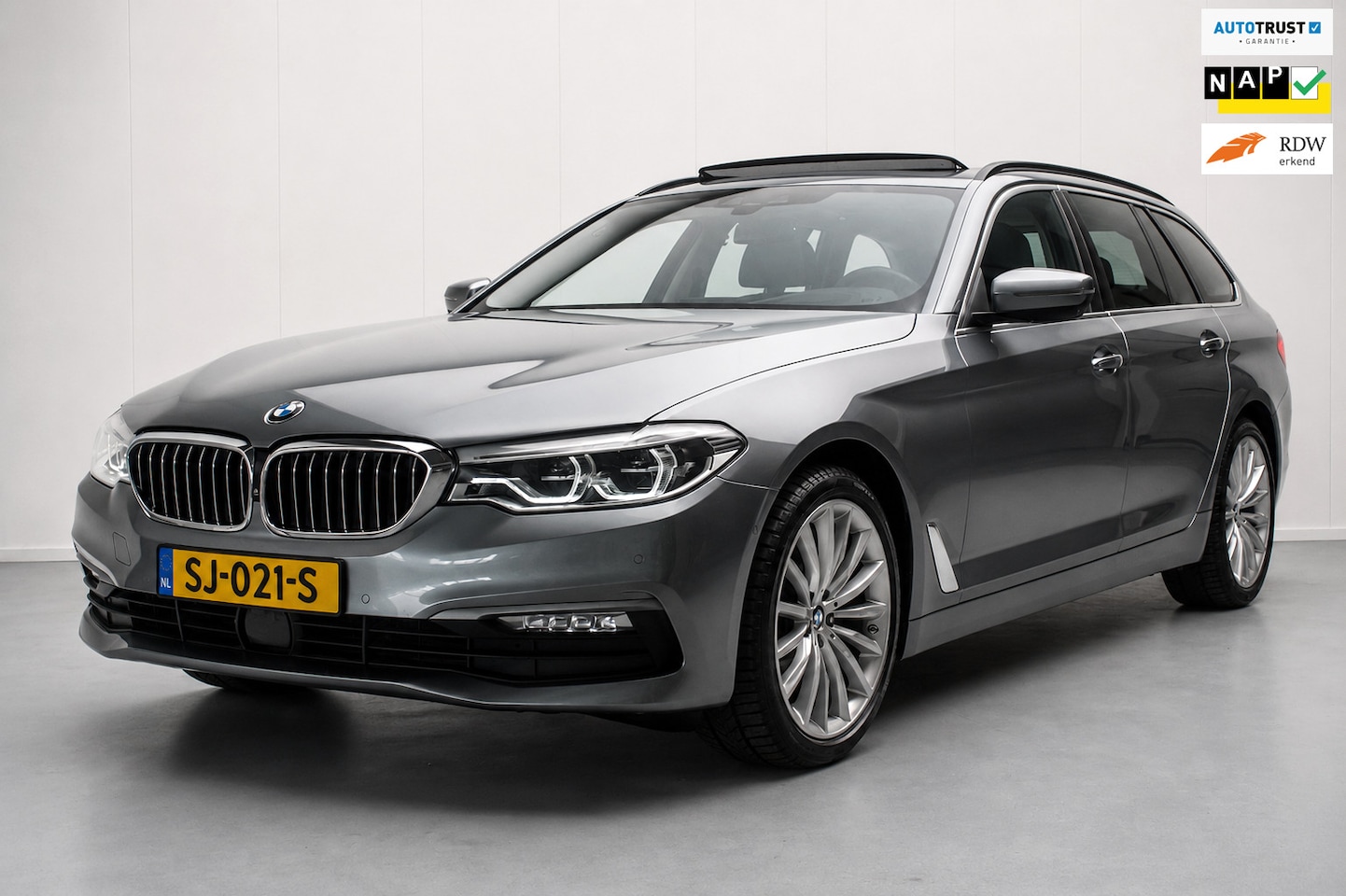 BMW 5-serie Touring - 520i High Executive Luxury Line NL-auto [ Adaptive Cruise Panoramadak Harman/Kardon El. Tr - AutoWereld.nl