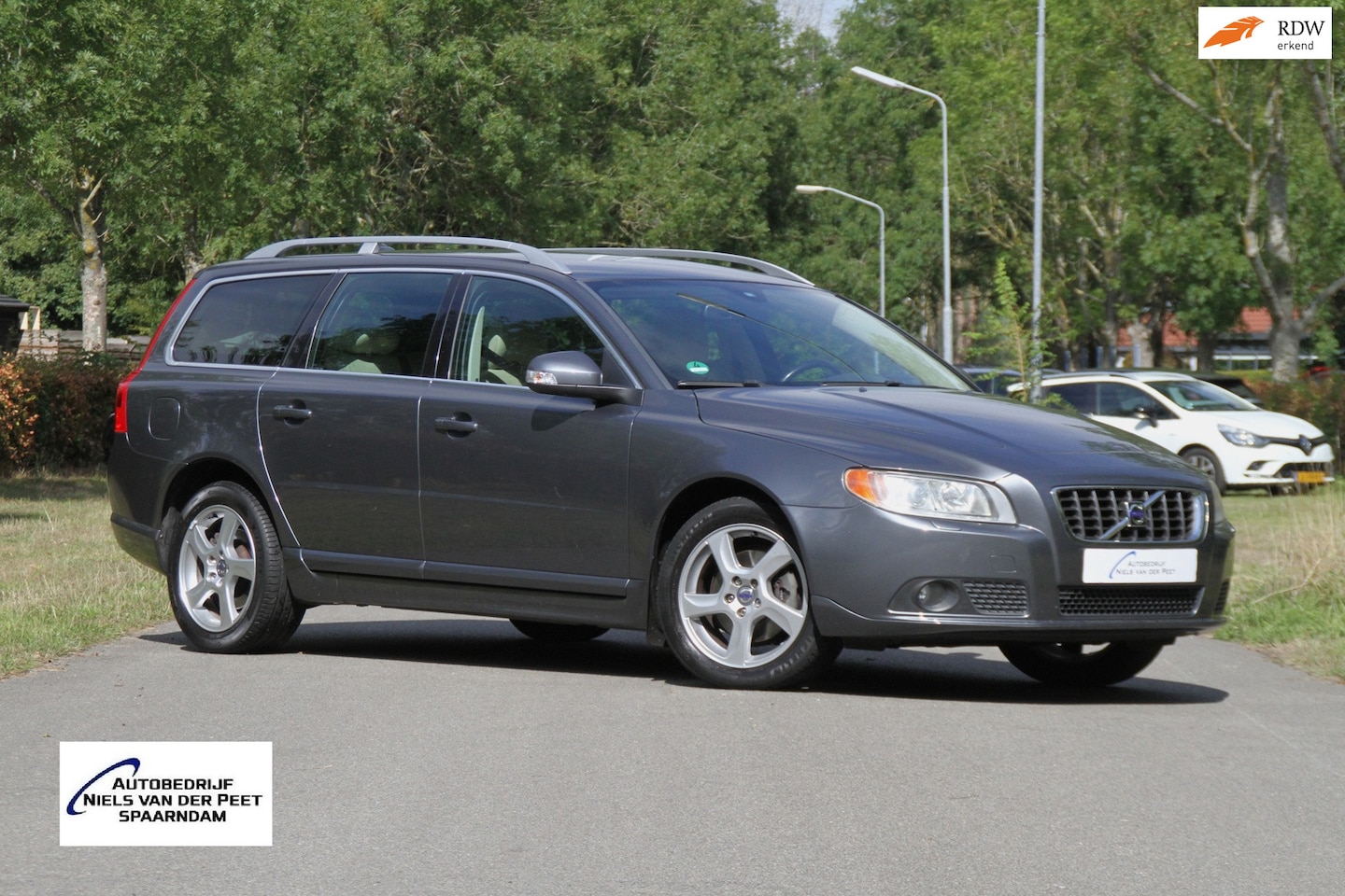Volvo V70 - 2.0F Summum / Leder interieur / Trekhaak / Stoelverwarming / Parkeersensoren / Climate con - AutoWereld.nl