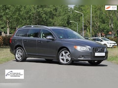 Volvo V70 - 2.0F Summum / Leder interieur / Trekhaak / Stoelverwarming / Parkeersensoren / Climate con