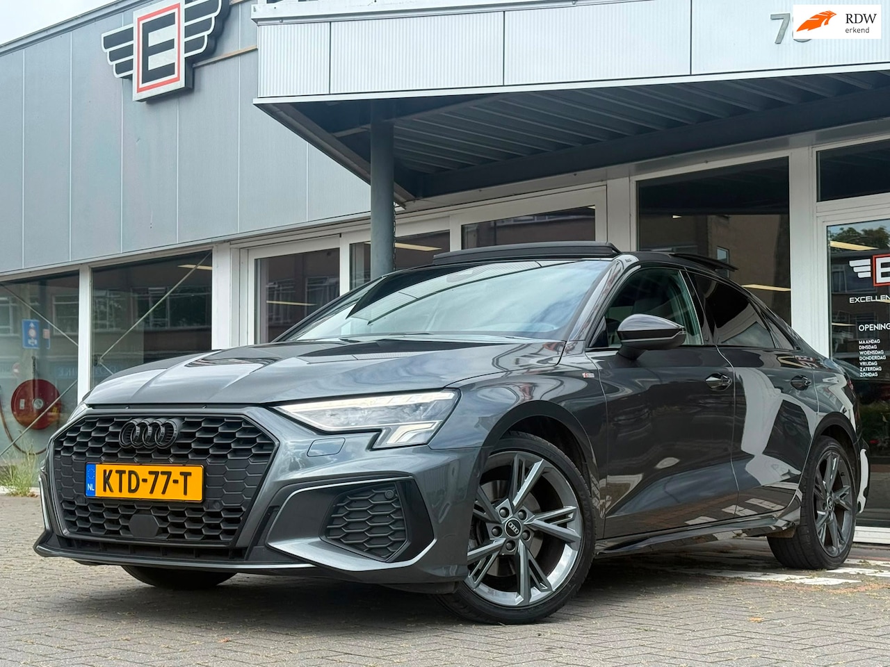 Audi A3 Limousine - 30 TFSI S edition | Pano | S Line | Leder | Navigatie - AutoWereld.nl