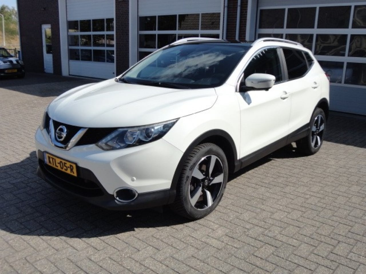 Nissan Qashqai - 1.6 Pano dak Camera 360 Navi Lmv - AutoWereld.nl