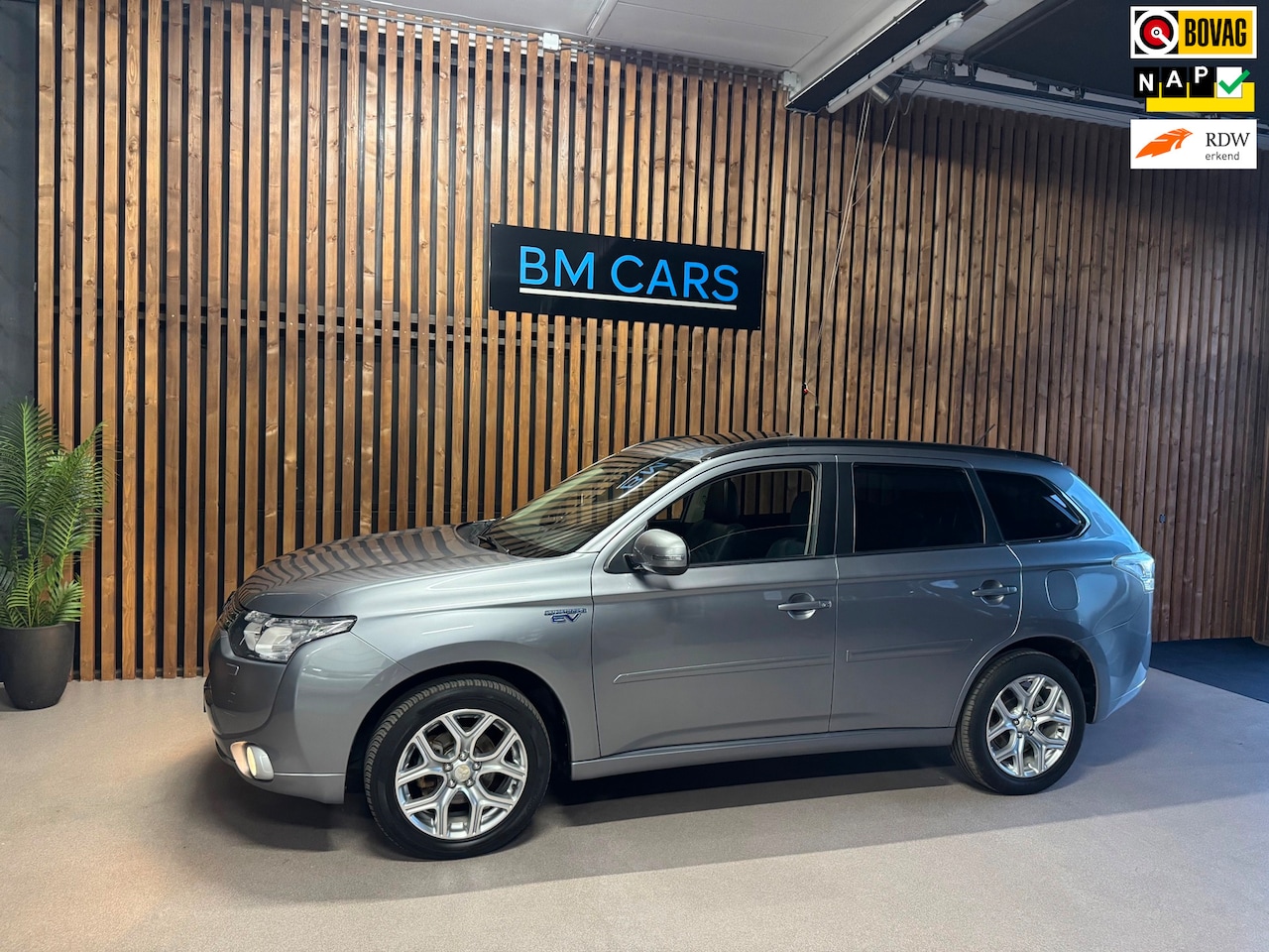 Mitsubishi Outlander - 2.0 PHEV Instyle Schuifdak,Trekhaak, 2e eigenaar - AutoWereld.nl