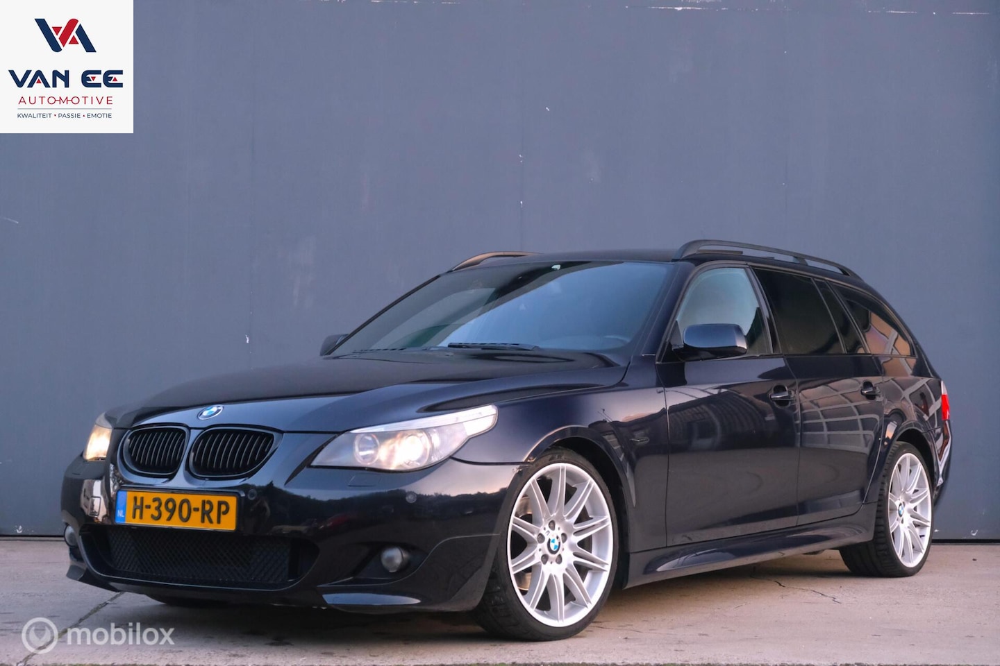 BMW 5-serie Touring - 523i M-Sport | Pano | Leder | Trekhaak - AutoWereld.nl