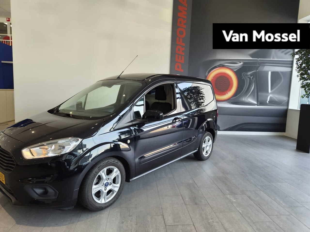 Ford Transit Courier - 1.5 TDCI Limited Duratorq S&S | 100PK | ZEER COMPLEET! | NAVIGATIE | CRUISE CONTROL | CAM - AutoWereld.nl