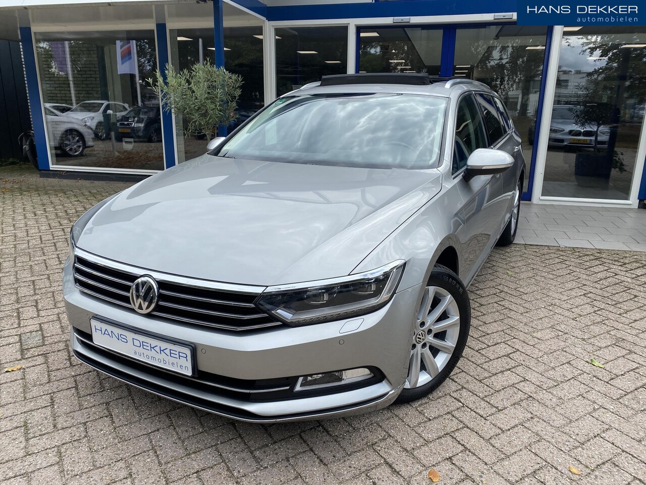 Volkswagen Passat Variant - 1.6 TDI Connected Series Plus Pano / Stoelverwarming / Trekhaak - AutoWereld.nl