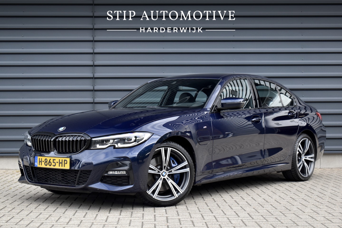 BMW 3-serie - 330e M Sport Individual | 19'' Wielen | Lederen Bekleding | CarPlay | Audio Media Pack | 1 - AutoWereld.nl