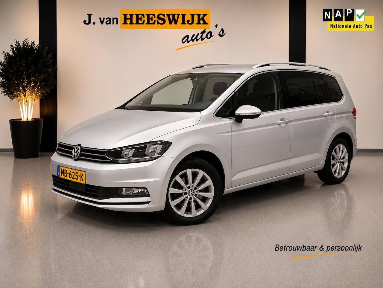 Volkswagen Touran - 1.4 TSI Connected Series Pdc | Lmv | Panoramadak | Trekhaak | Keyless - AutoWereld.nl