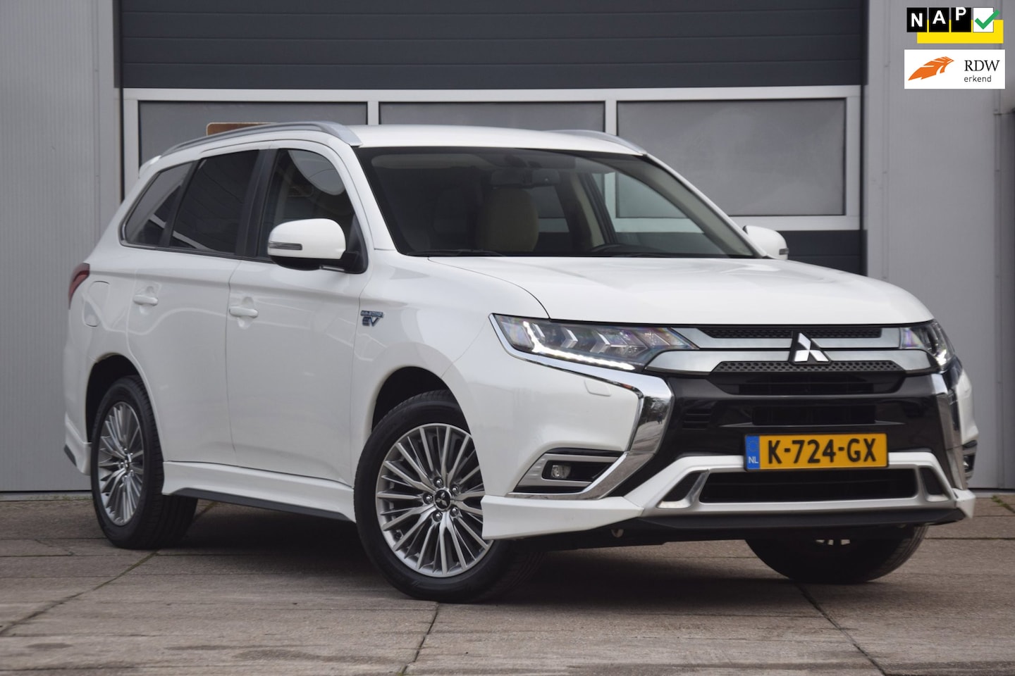 Mitsubishi Outlander - 2.4 PHEV Pure+ SIDE SKIRTS/TREKHAAK/LEER - AutoWereld.nl