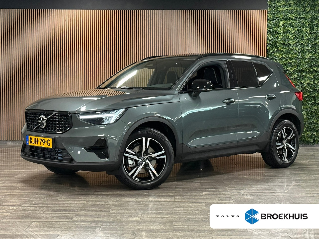 Volvo XC40 - B4 Plus Dark | Schuifdak | Trekhaak | Forest Lake! | Harman Kardon | Adaptieve Cruise Cont - AutoWereld.nl
