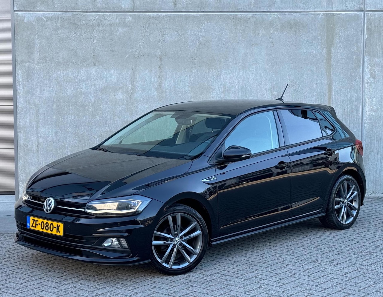 Volkswagen Polo - 1.0 TSI R-Line 2018 DSG Zwart - AutoWereld.nl