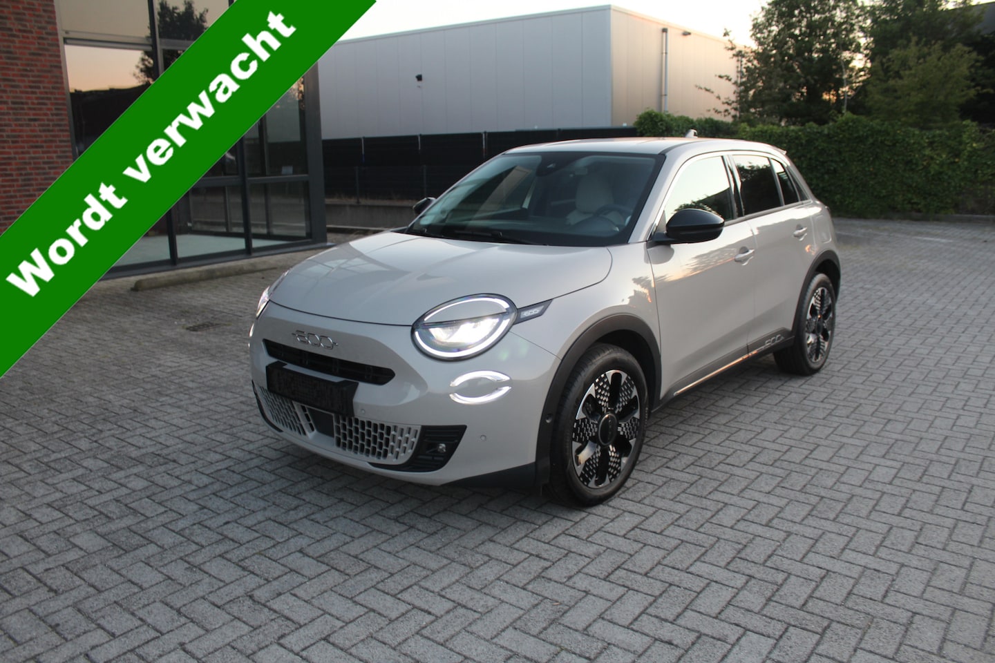 Fiat 600e - La Prima 54 kWh 10.000 KM !! Clima-Cruise-Navi-Leder-Massage - AutoWereld.nl