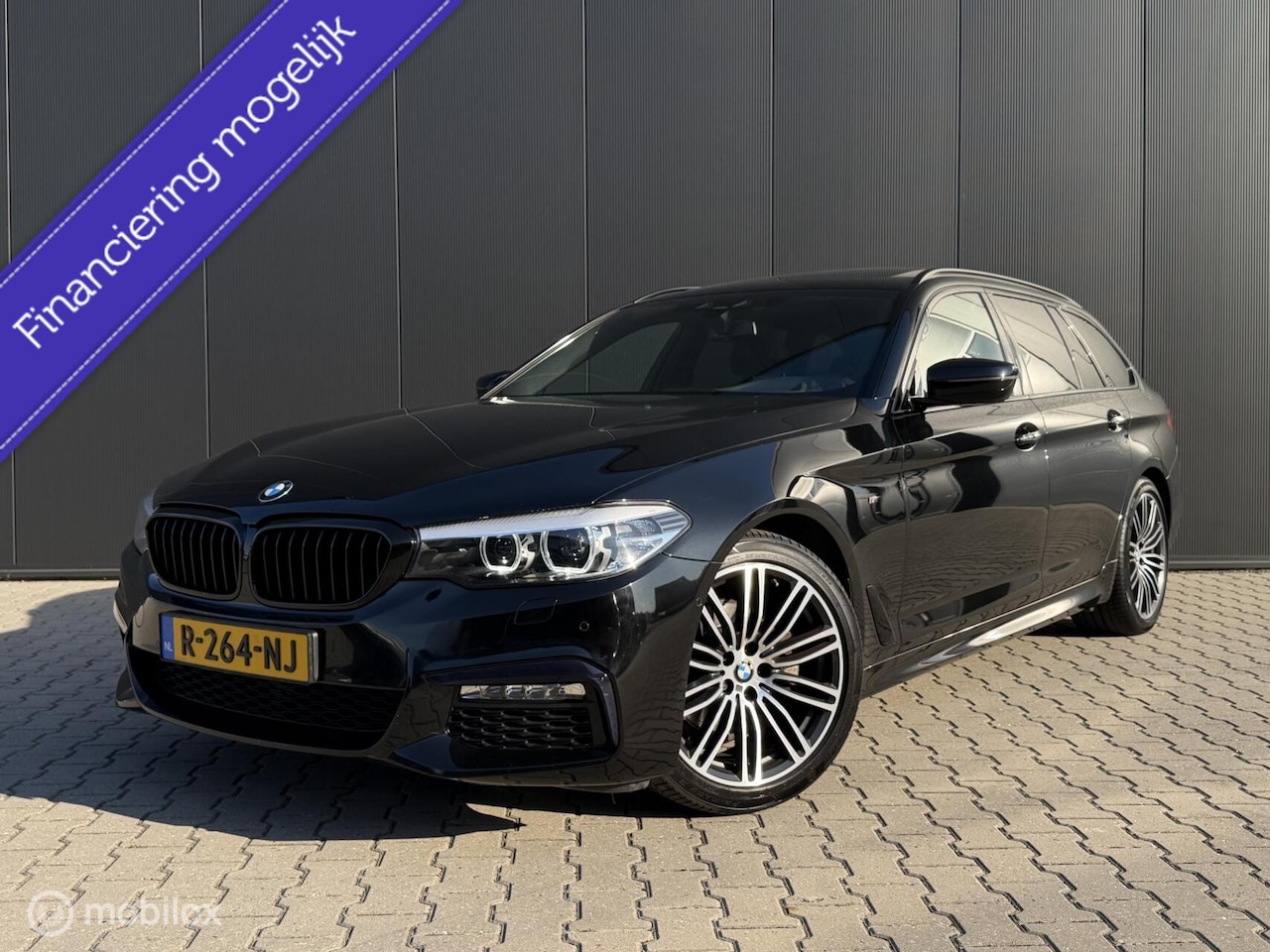 BMW 5-serie Touring - 520i Touring/M-pakket/Pano/Trekhaak/Headup/ambient/19inch - AutoWereld.nl