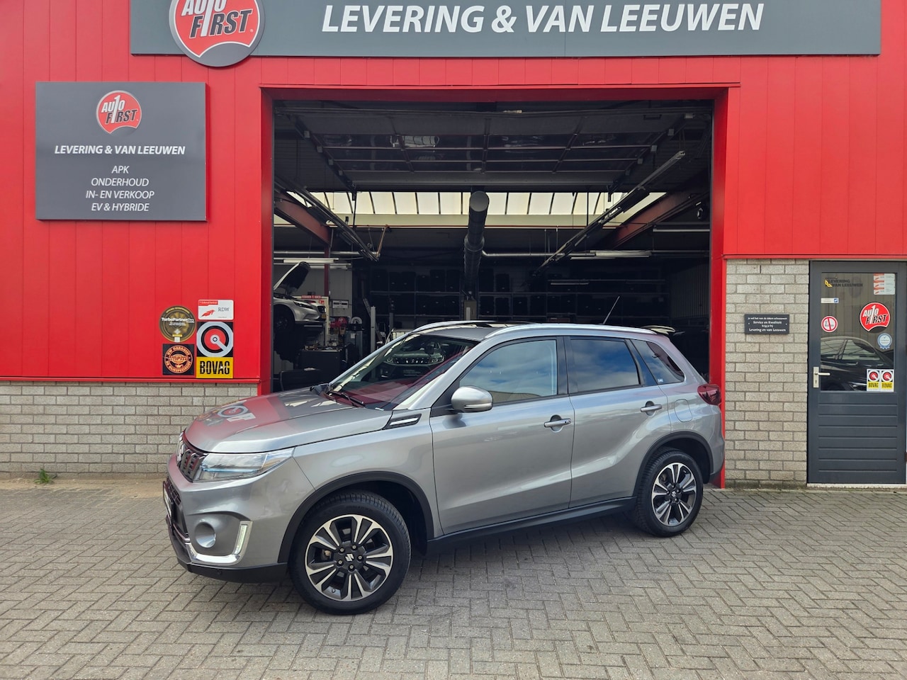 Suzuki Vitara - 1.5 Hybrid Style Automaat/ Schuifdak/ Parkeersensoren voor + achter/ Trekhaak/ Navi/ Rijkl - AutoWereld.nl