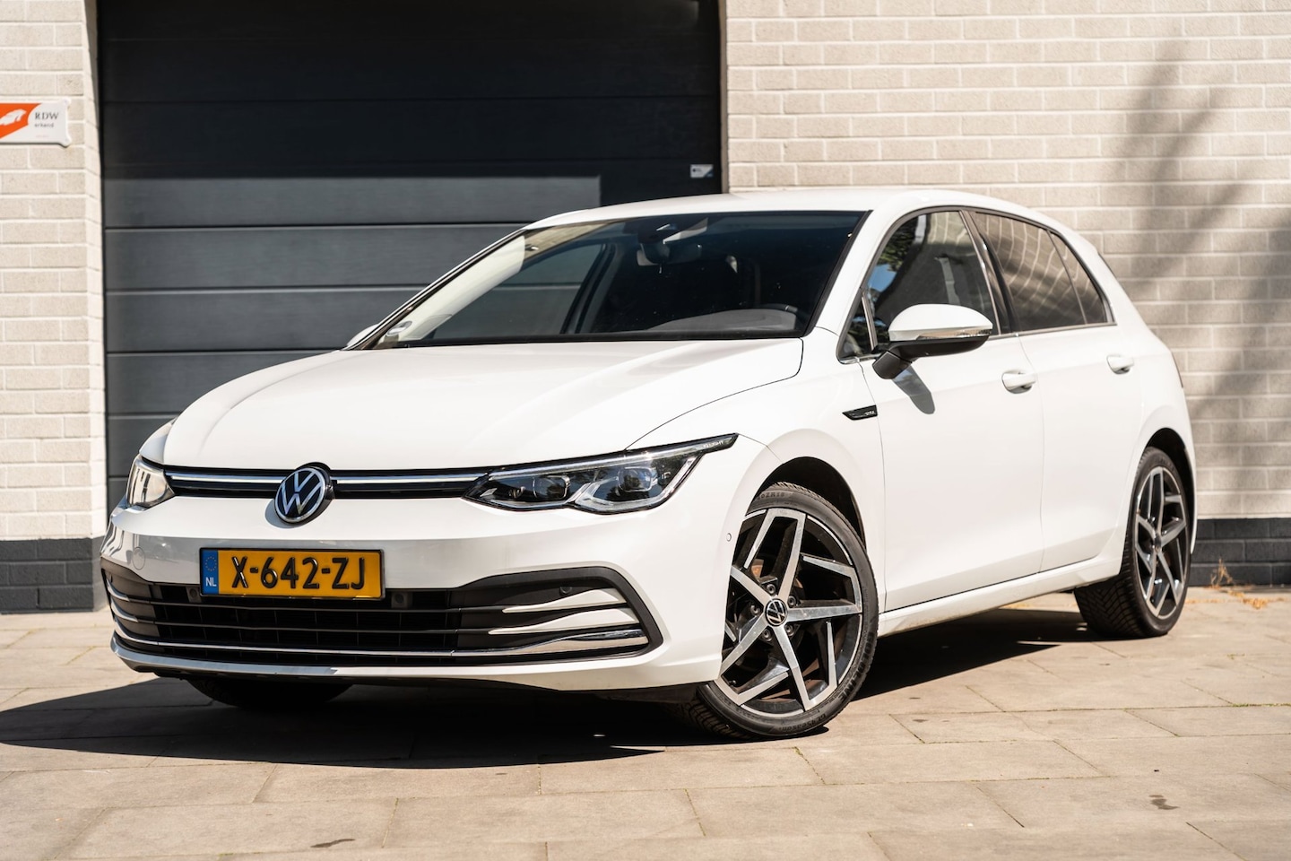 Volkswagen Golf - 1.5 eTSI Style IQ Light | Camera | Massage | Memory - AutoWereld.nl