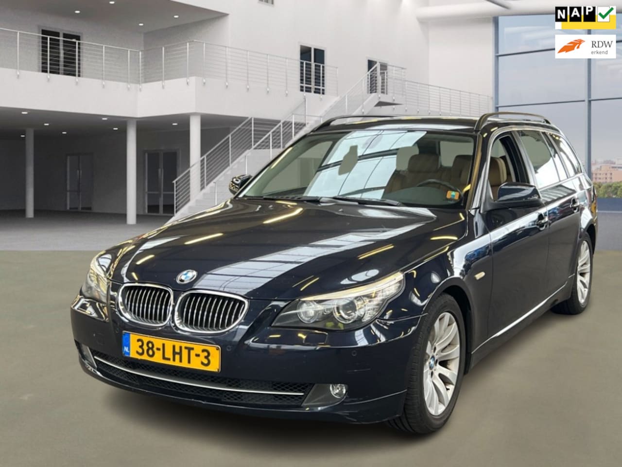 BMW 5-serie Touring - 525i Business Line Edition II AUT|XENON|LEDER|NAVI|STOELVERW|2XSLEUTELS| - AutoWereld.nl