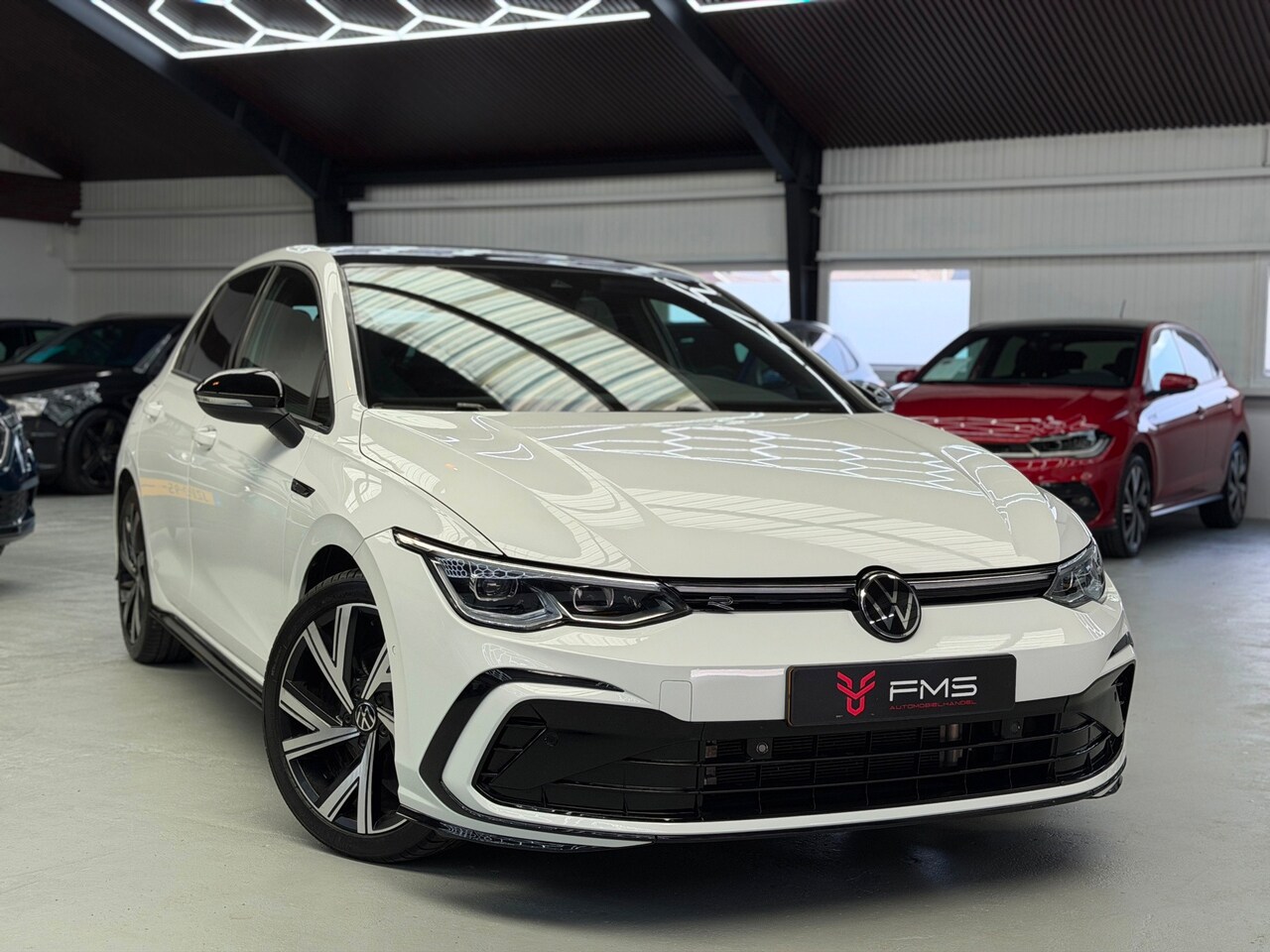 Volkswagen Golf - 1.5 eTSI 3x R-Line CarPlay Camera - AutoWereld.nl