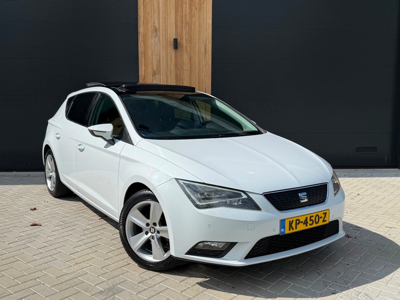 SEAT Leon - 1.0 EcoTSI Style (bj 2016) PANO|LED|NAVI|CAMERA|TREKH - AutoWereld.nl