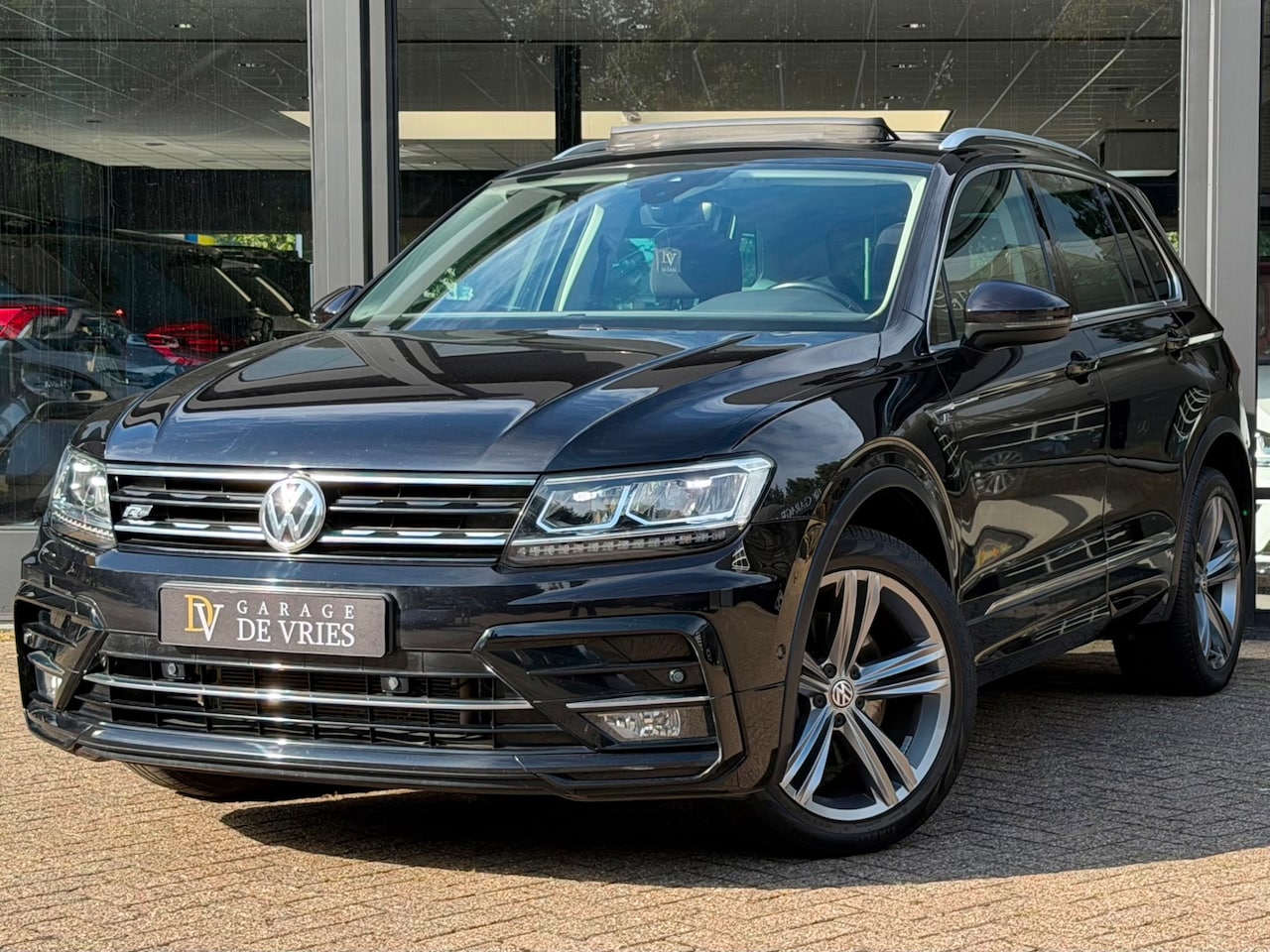 Volkswagen Tiguan - 2.0 TSI 4Motion Highline R-Line DSG Panoramadak Full Option Garantie - AutoWereld.nl