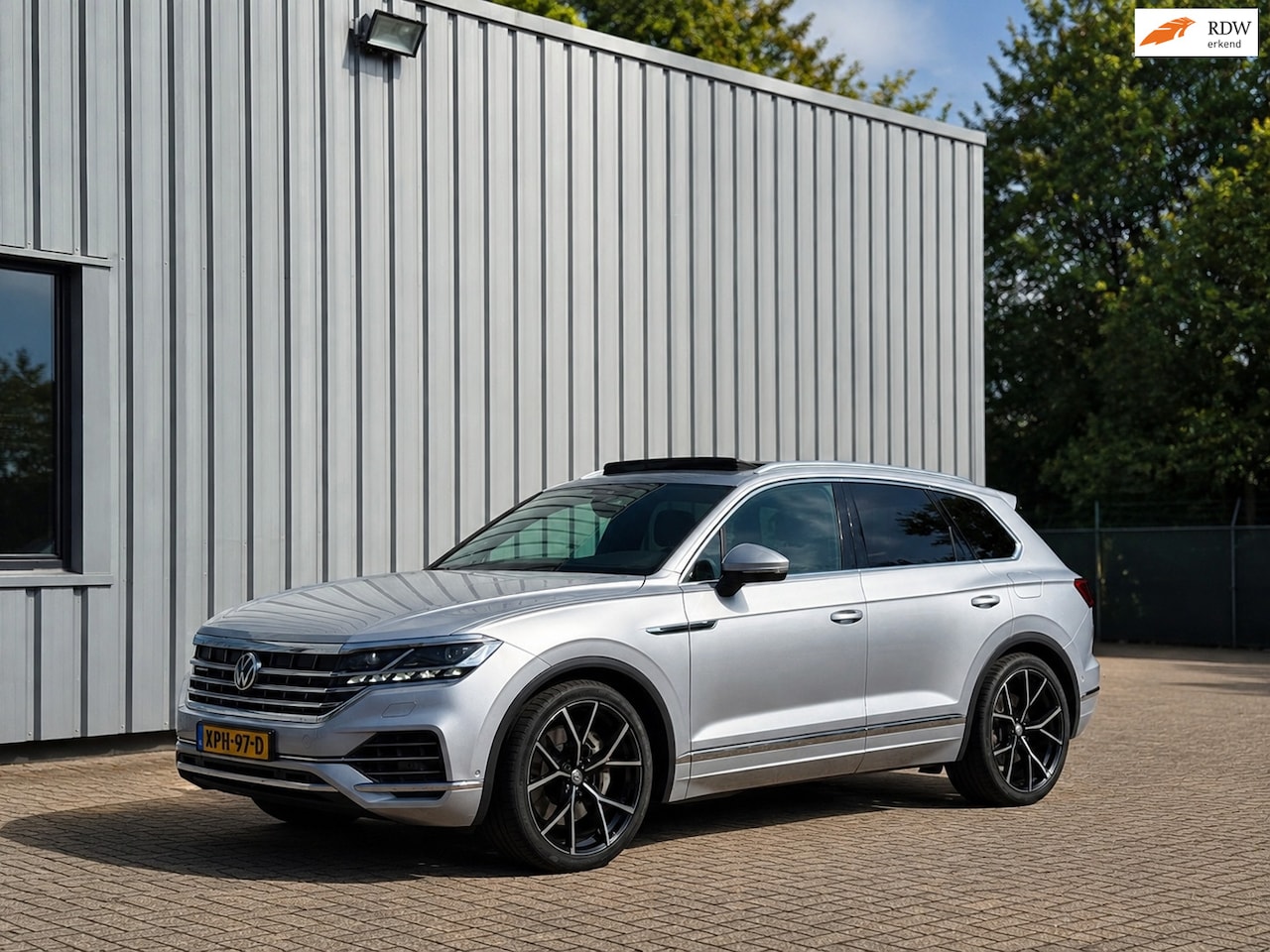 Volkswagen Touareg - 3.0 TSI eHybrid | Massage | MatrixLED | Trekh + Luchtv - AutoWereld.nl