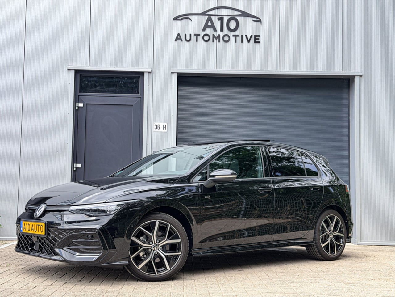Volkswagen Golf - 8.5 1.5 eTSI R-Line (2600 KM!) PANO | HUD | IQ LED - AutoWereld.nl