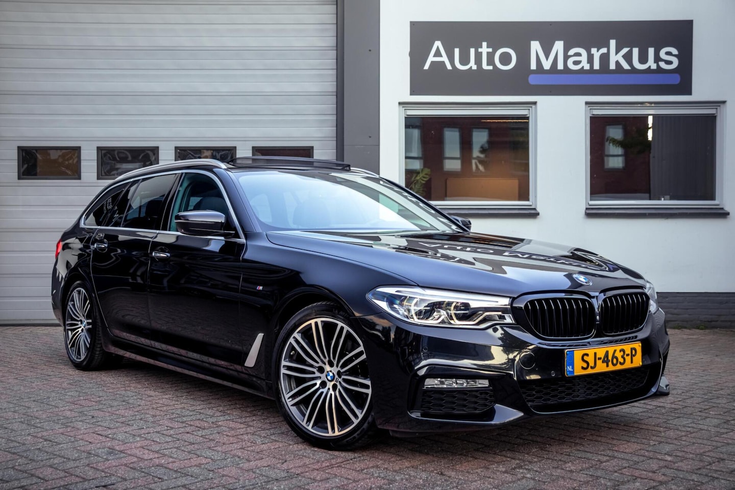 BMW 5-serie Touring - 520i 3X M-Sport|Pano|360 Cam|Trekhaak|Comfortstoelen|Adaptive LED - AutoWereld.nl