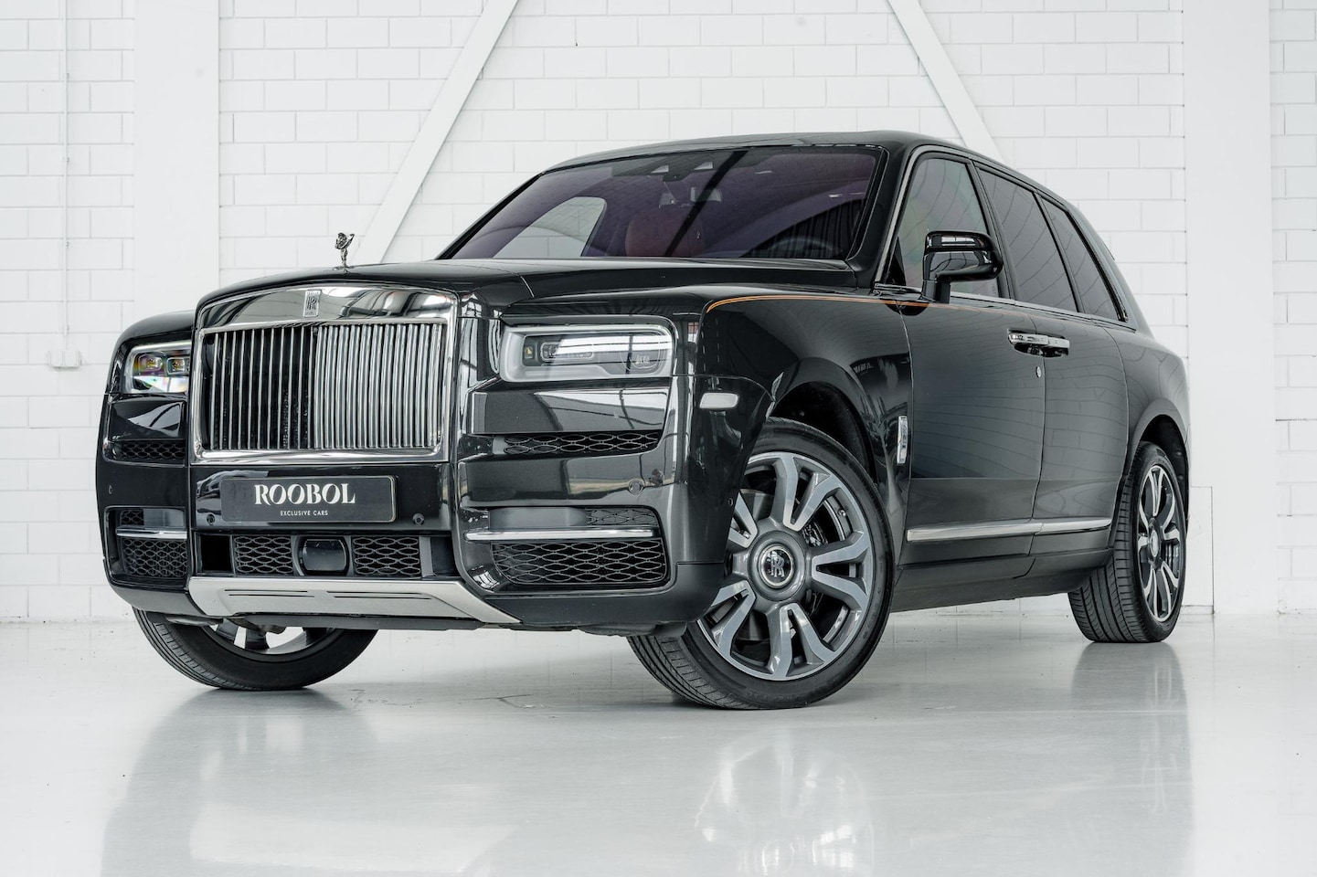 Rolls-Royce Cullinan - | Bespoke | 4 Seats | Glass Partition | Theatre | - AutoWereld.nl